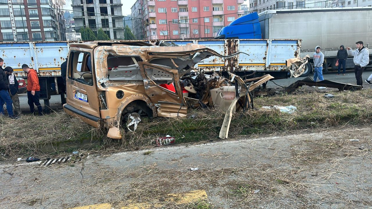 Rize’de Park Halindeki Tıra Çarpan Otomobilde 1 Kişi Yaralandı - Sayfa 4