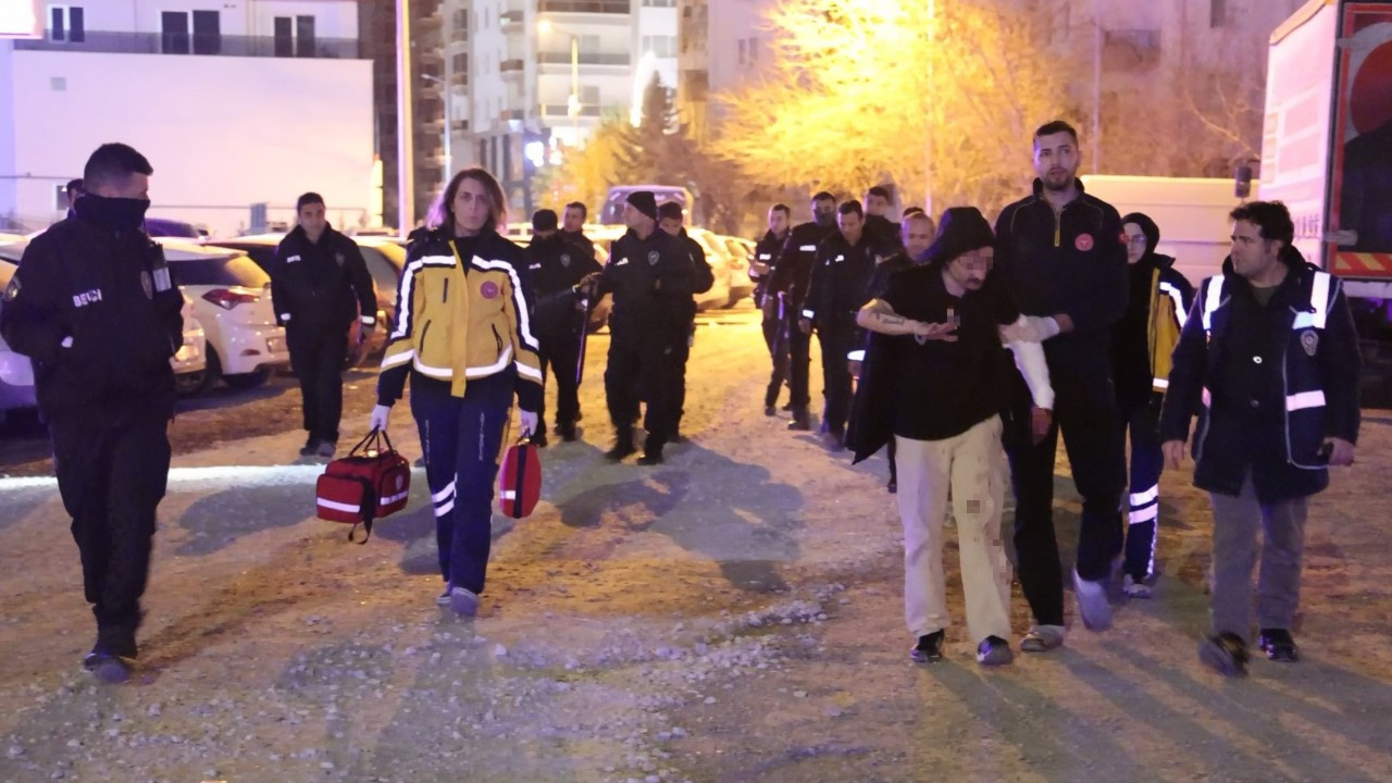 “Kaybedecek Bir Şeyim Yok” Diyen Şahıs, Sokak Ortasında Kendini Yaraladı