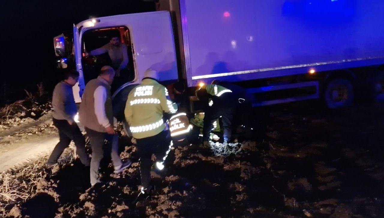 Kazaya Müdahale Eden Trafik Polisine Kamyon Çarptı: 1 Polis Yaralandı - Sayfa 1