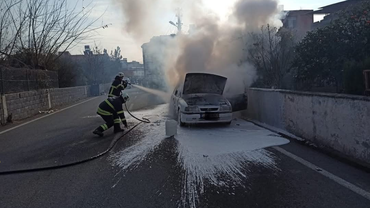 Hatay’da Seyir Halindeki Otomobil Alev Aldı