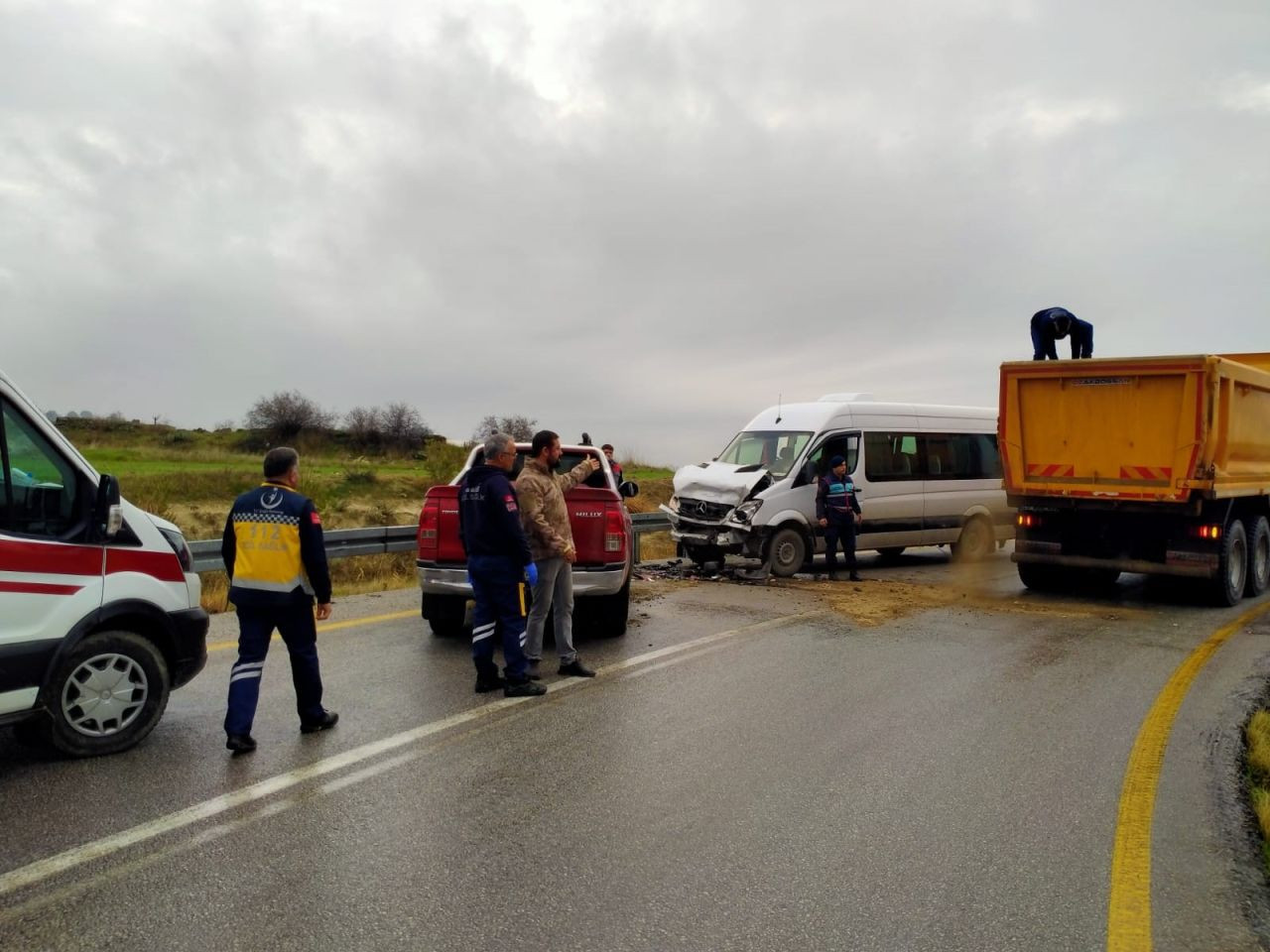 Yolcu Minibüsü İle Pickup Kafa Kafaya Çarpıştı; 5 Yaralı! - Sayfa 2