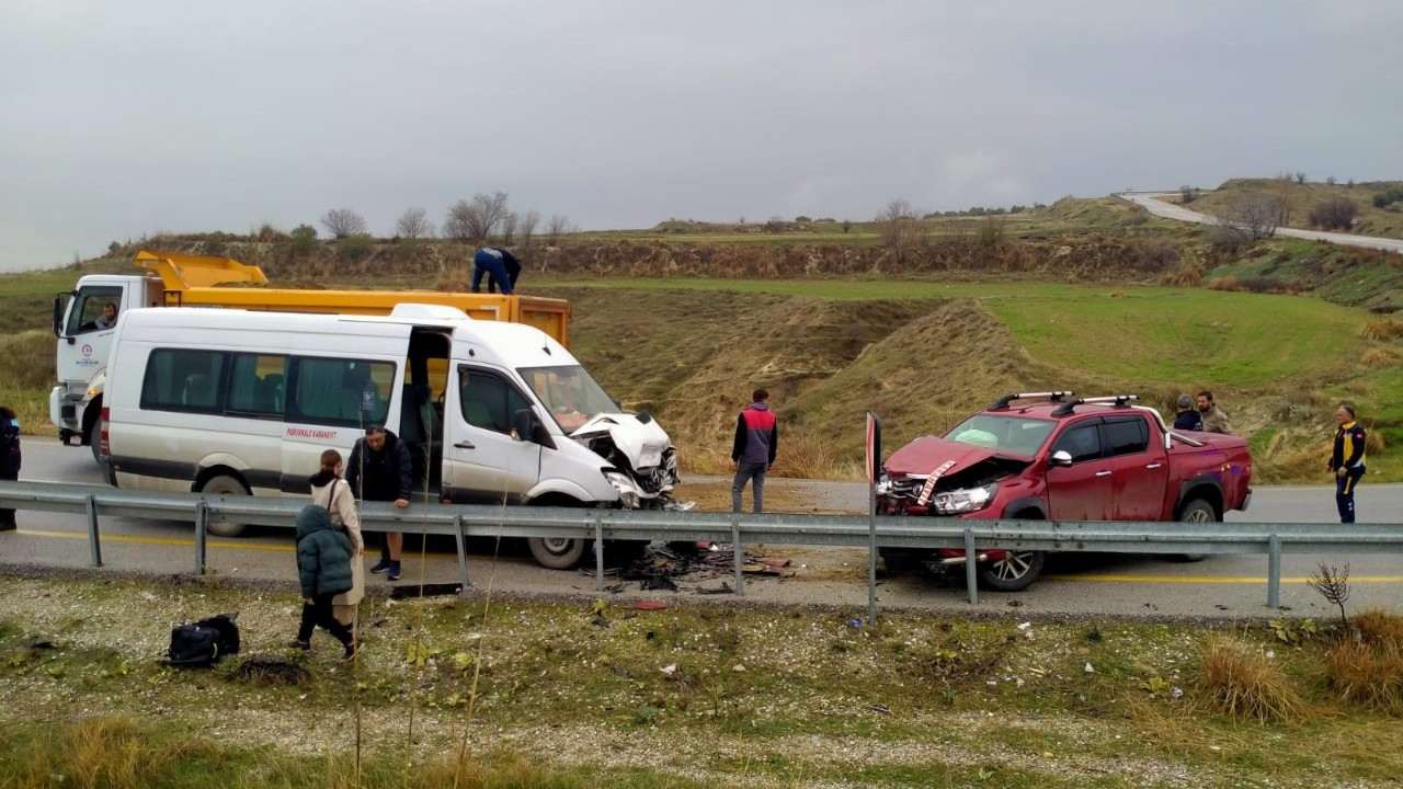 Yolcu Minibüsü İle Pickup Kafa Kafaya Çarpıştı; 5 Yaralı!