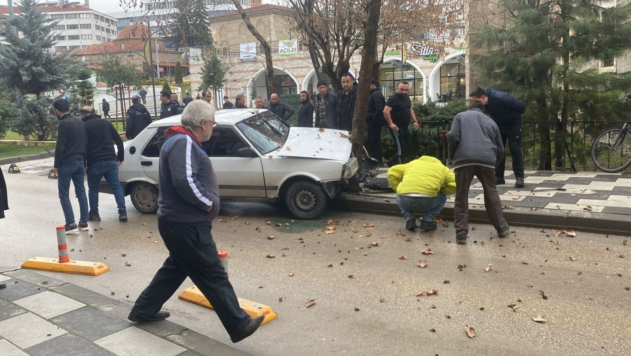 Bolu'da Bir Otomobil, Köpeğe Çarpmamak İçin Ağaca Çarptı! - Sayfa 2