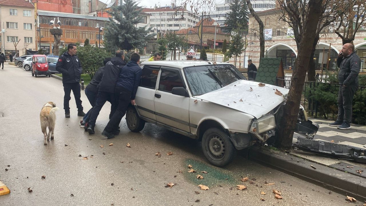 Bolu'da Bir Otomobil, Köpeğe Çarpmamak İçin Ağaca Çarptı! - Sayfa 3