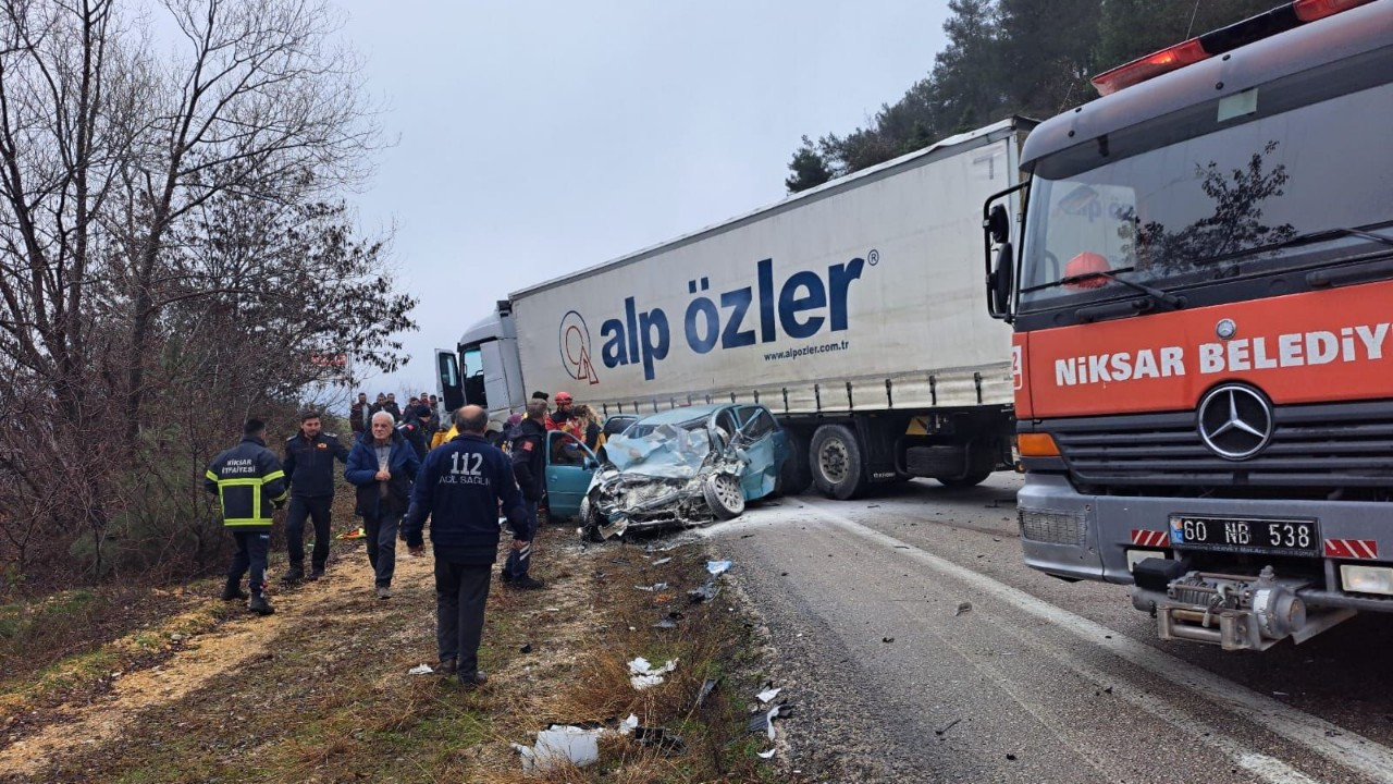 Tıra Çarpan Opel Marka Otomobil 2 Kişiye Mezar Oldu