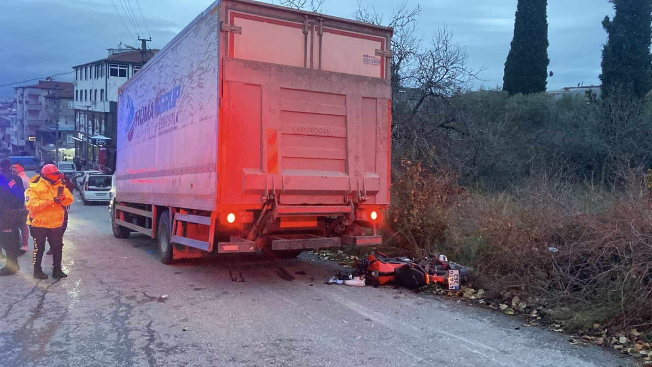 Gebze’de Park Halindeki Kamyona Çarpan Motosikletli Ağır Yaralandı - Sayfa 1