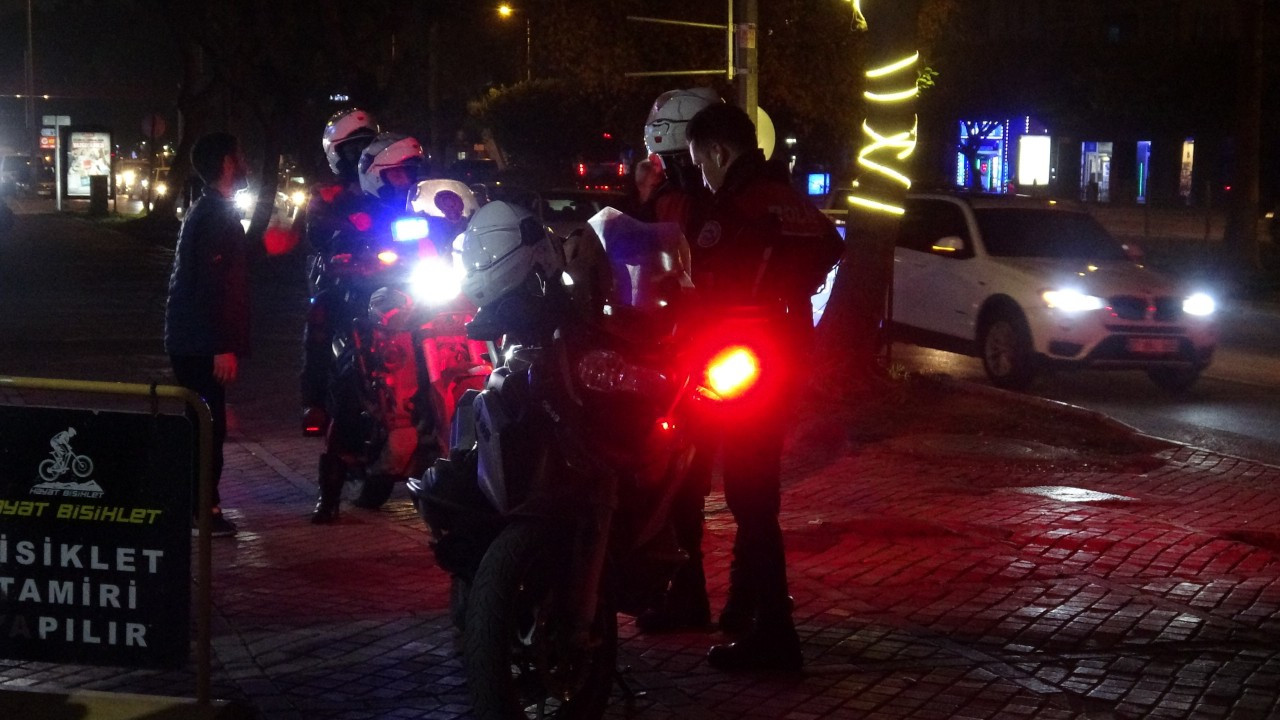 Antalya’da Motosikletli Polis Timi ile Otomobil Çarpıştı: 1 Polis Yaralı