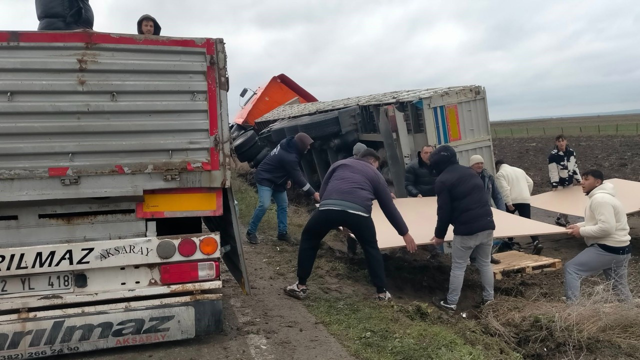 Tekirdağ’da Kontrolden Çıkan Kamyon Tarlaya Devrildi