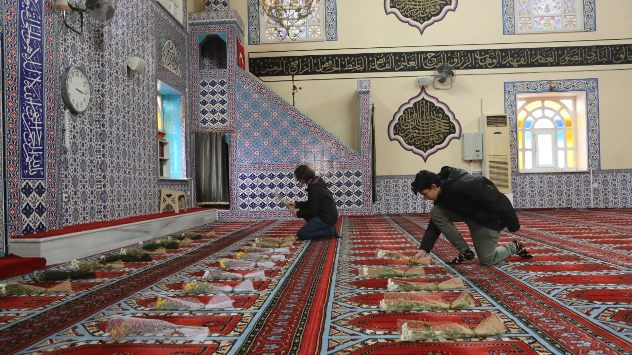 Gençler Tarihi Bir Geleneği Yaşattı! Serdivan Camii’de Çiçek Yerleştirme Etkinliği