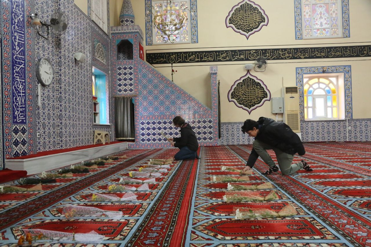 Gençler Tarihi Bir Geleneği Yaşattı! Serdivan Camii’de Çiçek Yerleştirme Etkinliği - Sayfa 9