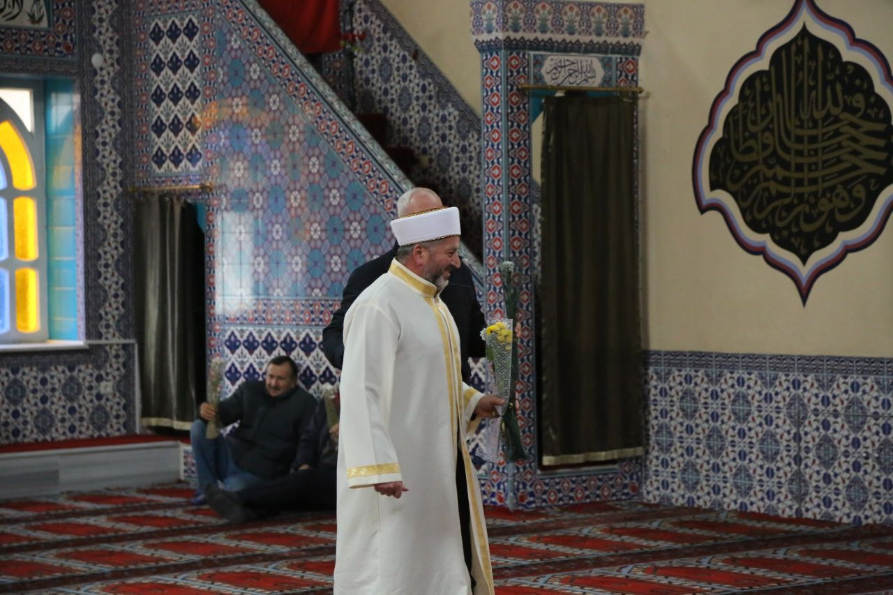 Gençler Tarihi Bir Geleneği Yaşattı! Serdivan Camii’de Çiçek Yerleştirme Etkinliği - Sayfa 6