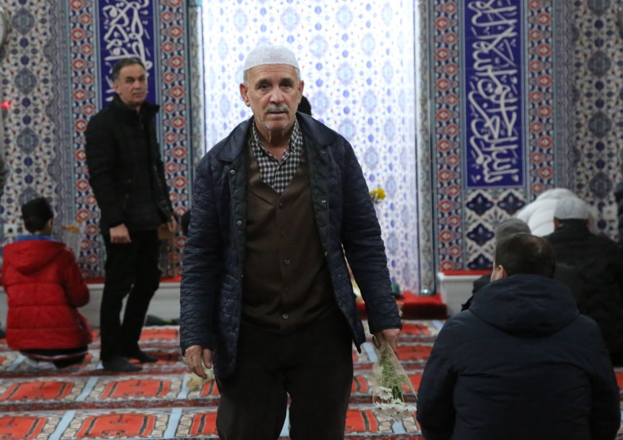 Gençler Tarihi Bir Geleneği Yaşattı! Serdivan Camii’de Çiçek Yerleştirme Etkinliği - Sayfa 7