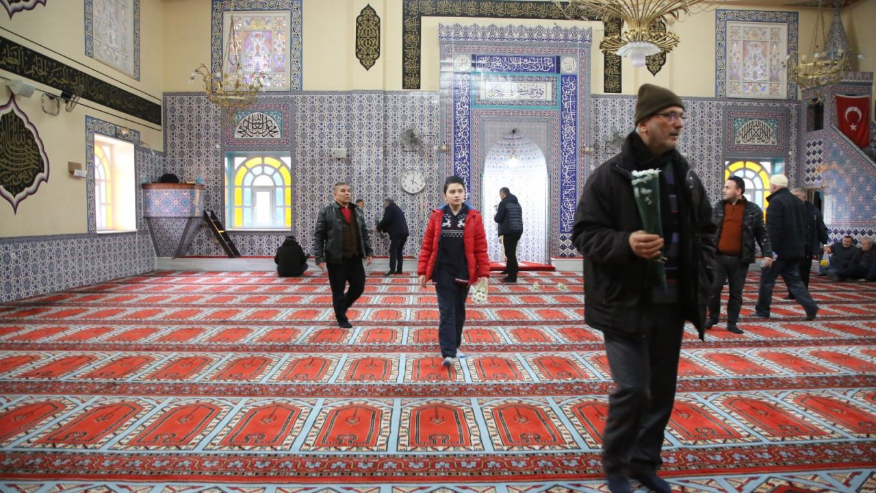 Gençler Tarihi Bir Geleneği Yaşattı! Serdivan Camii’de Çiçek Yerleştirme Etkinliği - Sayfa 5