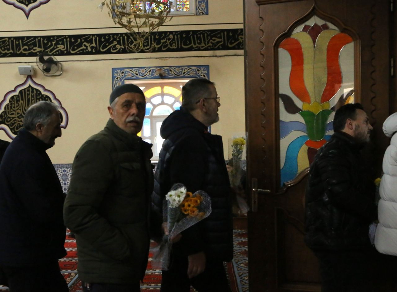 Gençler Tarihi Bir Geleneği Yaşattı! Serdivan Camii’de Çiçek Yerleştirme Etkinliği - Sayfa 8