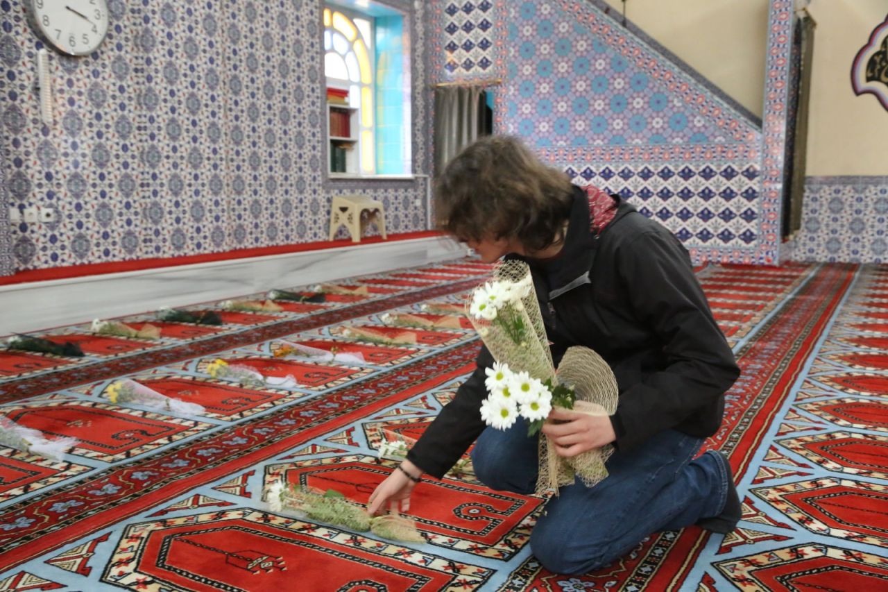 Gençler Tarihi Bir Geleneği Yaşattı! Serdivan Camii’de Çiçek Yerleştirme Etkinliği - Sayfa 3