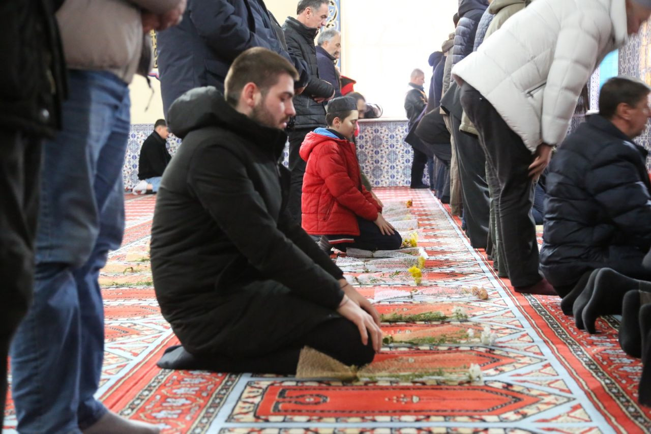 Gençler Tarihi Bir Geleneği Yaşattı! Serdivan Camii’de Çiçek Yerleştirme Etkinliği - Sayfa 2