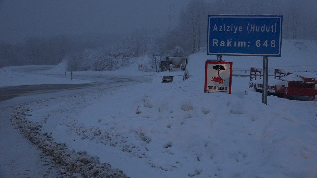 Kırklareli'nde Kar Yağışı Etkisini Sürdürüyor: Çatılarda Buz Sarkıtları Oluşturdu - Sayfa 2