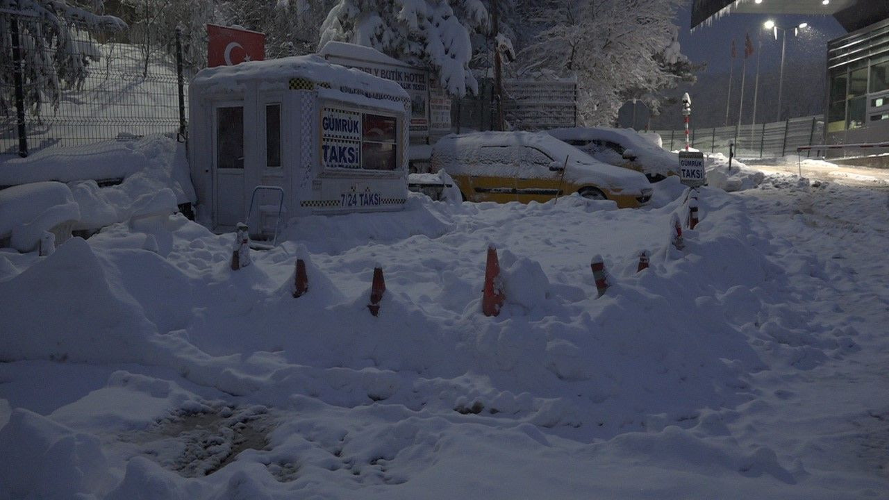 Kırklareli'nde Kar Yağışı Etkisini Sürdürüyor: Çatılarda Buz Sarkıtları Oluşturdu - Sayfa 9