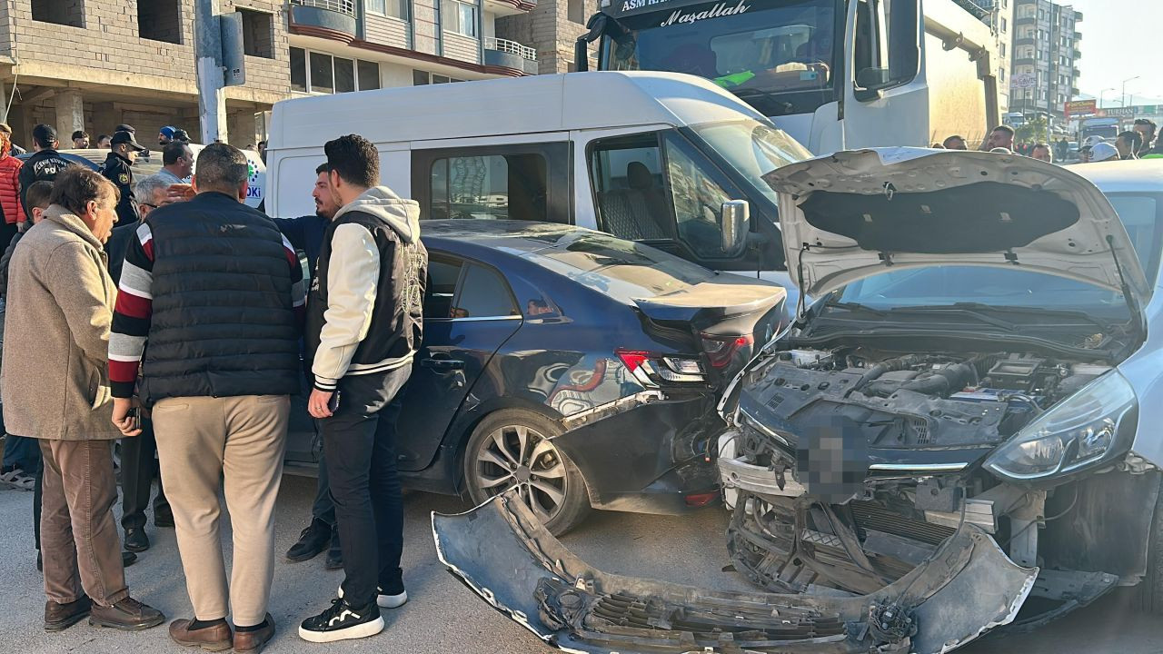 Hatay’da Freni Patlayan Kamyon Dehşeti: 5 Araç Biçildi, 3 Yaralı - Sayfa 1