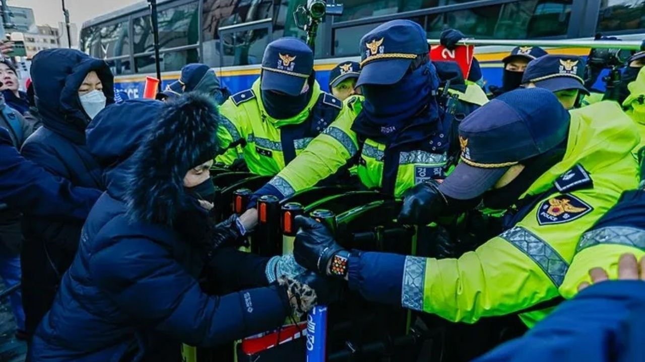 Güney Kore Lideri Barikatlara Rağmen Tutuklandı! - Sayfa 13