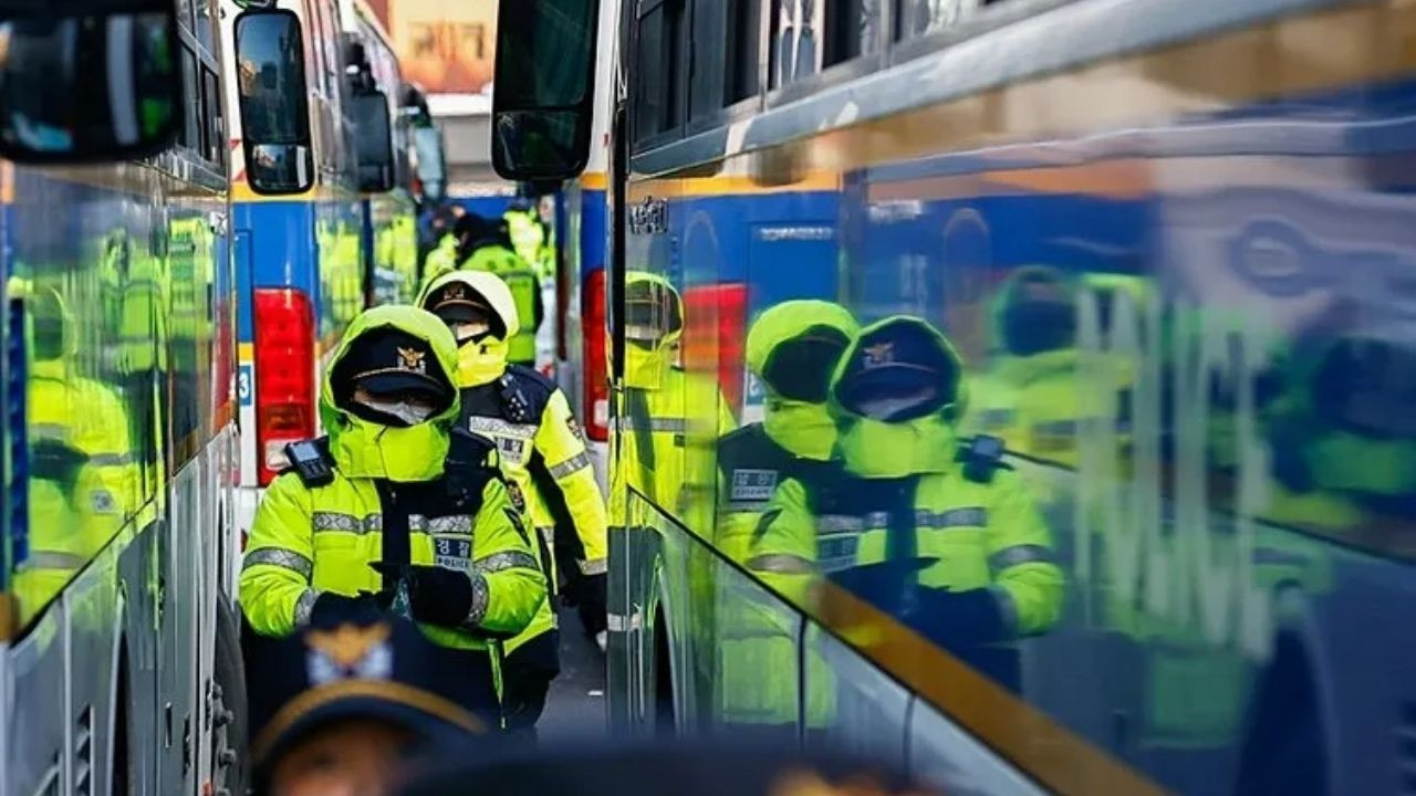 Güney Kore Lideri Barikatlara Rağmen Tutuklandı! - Sayfa 12