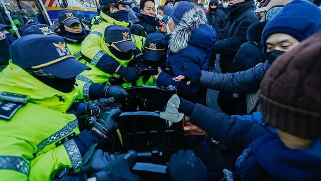 Güney Kore Lideri Barikatlara Rağmen Tutuklandı! - Sayfa 11