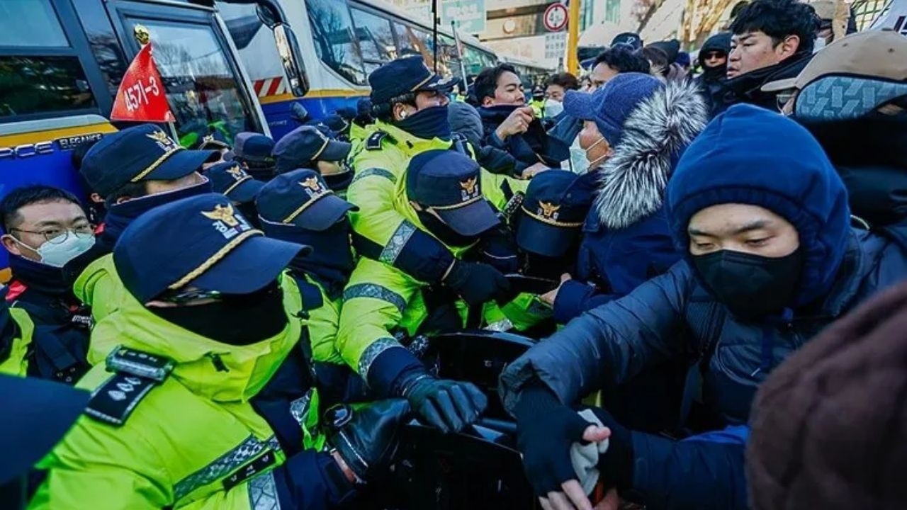 Güney Kore Lideri Barikatlara Rağmen Tutuklandı!