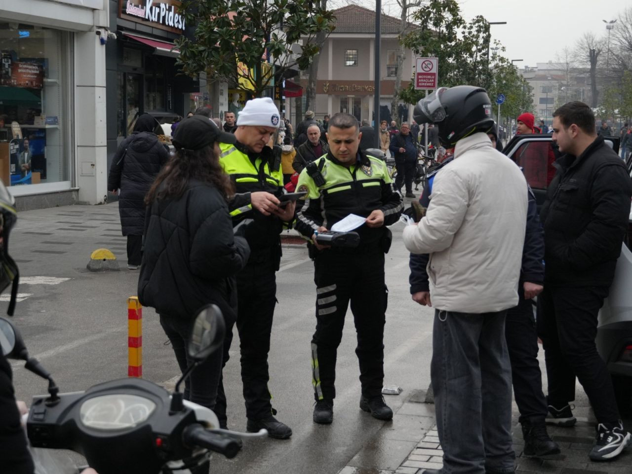 Motorlu Araç Trafiğine Kapalı Caddeye Girdiler, 993 TL Ceza Yediler! - Sayfa 1