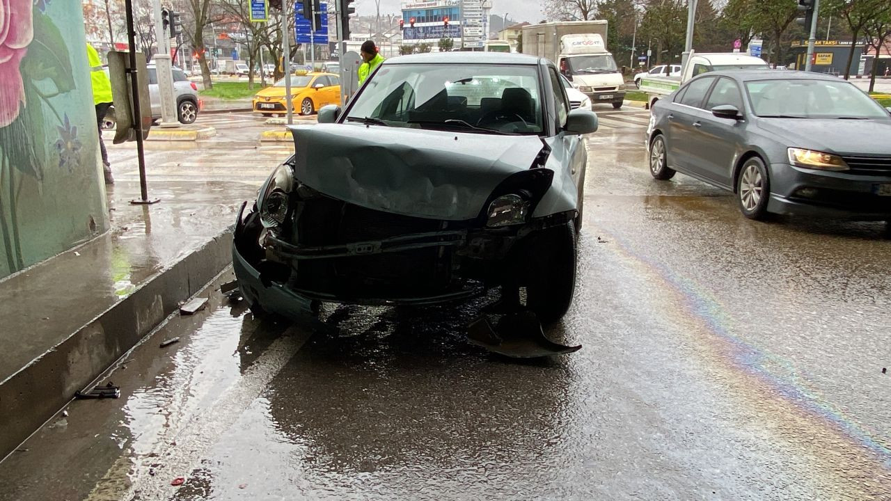 Kocaeli'de İki Araç Çarpıştı: Kopan Parça Yayayı Yaraladı - Sayfa 1