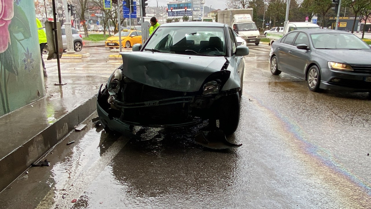 Kocaeli'de İki Araç Çarpıştı: Kopan Parça Yayayı Yaraladı