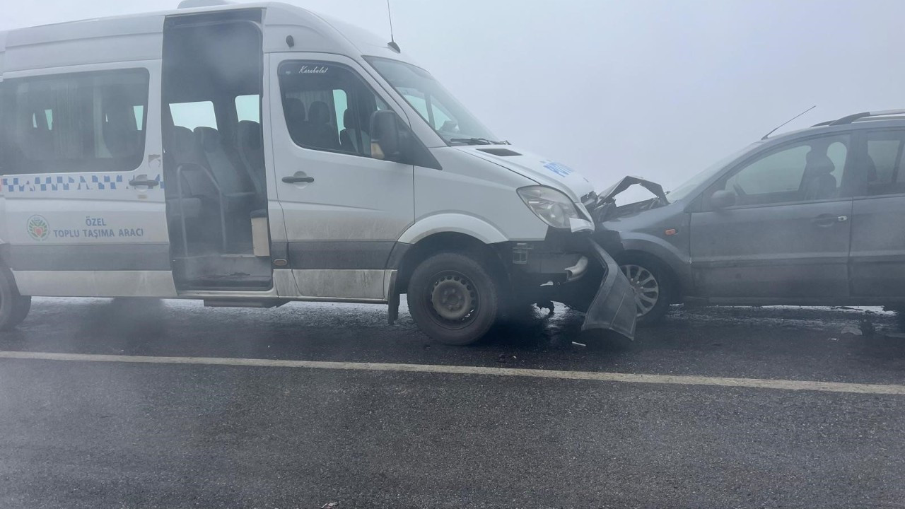 Malatya’da Minibüsle Çarpışan Otomobilin Sürücüsü Yaralandı