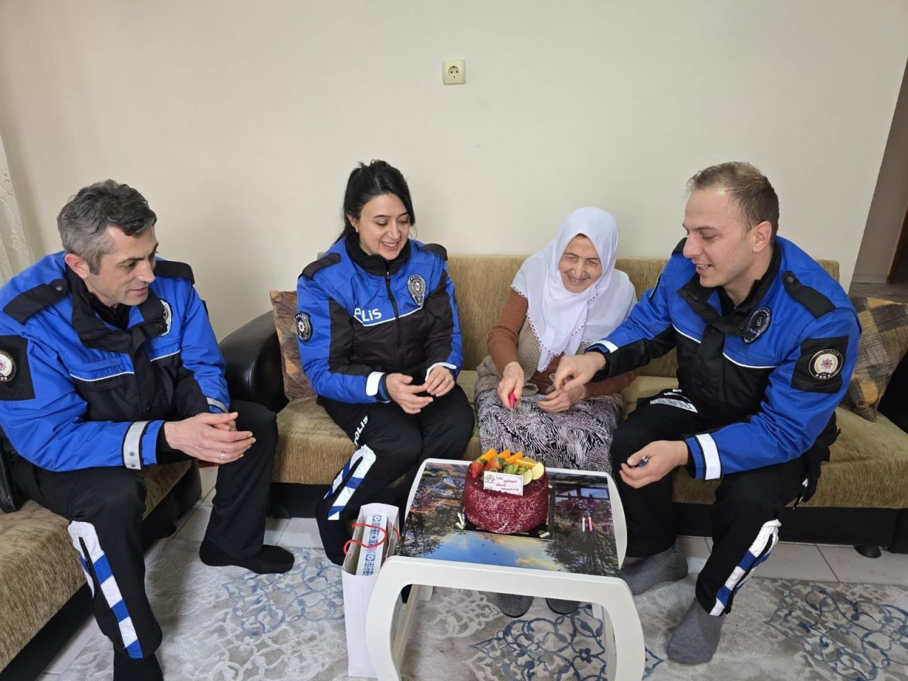 Polislerden 81 Yaşındaki Kadına Anlamlı Doğum Günü Sürprizi - Sayfa 1