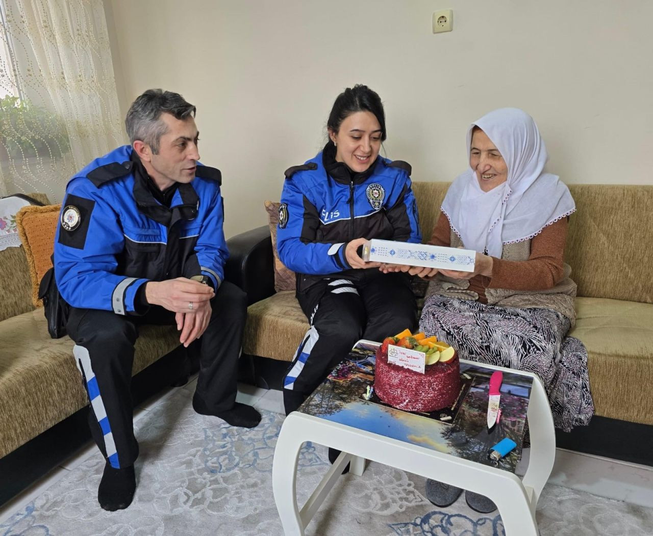 Polislerden 81 Yaşındaki Kadına Anlamlı Doğum Günü Sürprizi - Sayfa 2