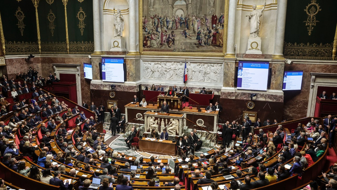 Fransa'da François Bayrou Hükümetine Güvenoyu Önergesi Reddedildi