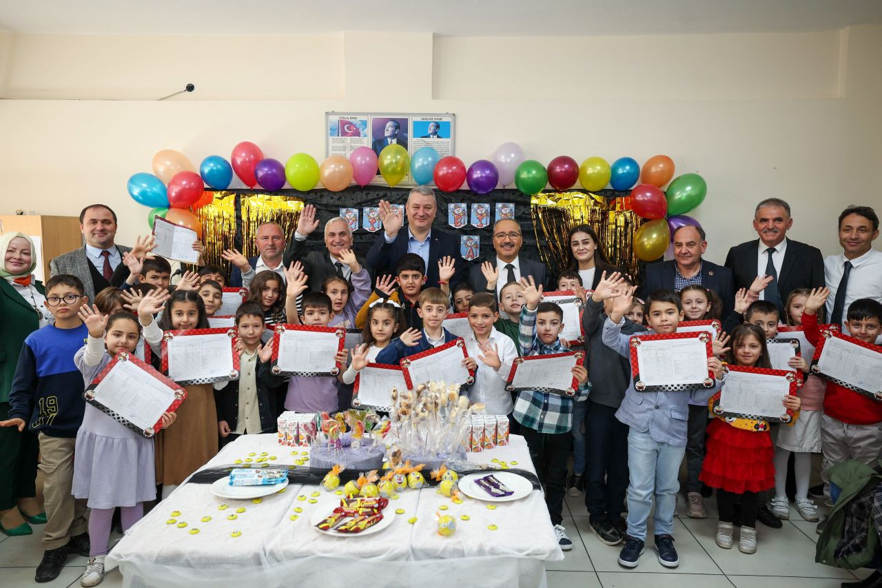 Başkan Osman Çelik Miniklerin Karne Sevincine Ortak Oldu - Sayfa 1