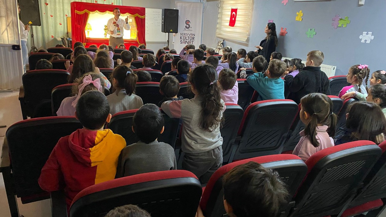 Serdivan Belediyesi'nden Tiyatro Hamlesi! 'Her Okula Bir Tiyatro' Projesi ile 42 Gösterim Gerçekleşti!