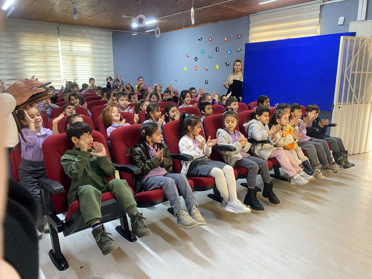 Serdivan Belediyesi'nden Tiyatro Hamlesi! 'Her Okula Bir Tiyatro' Projesi ile 42 Gösterim Gerçekleşti! - Sayfa 1