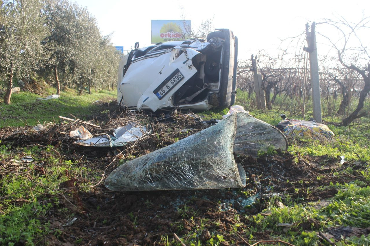 Manisa’da Takla Atan Otomobil Tarlaya Uçtu: 2 Yaralı - Sayfa 1