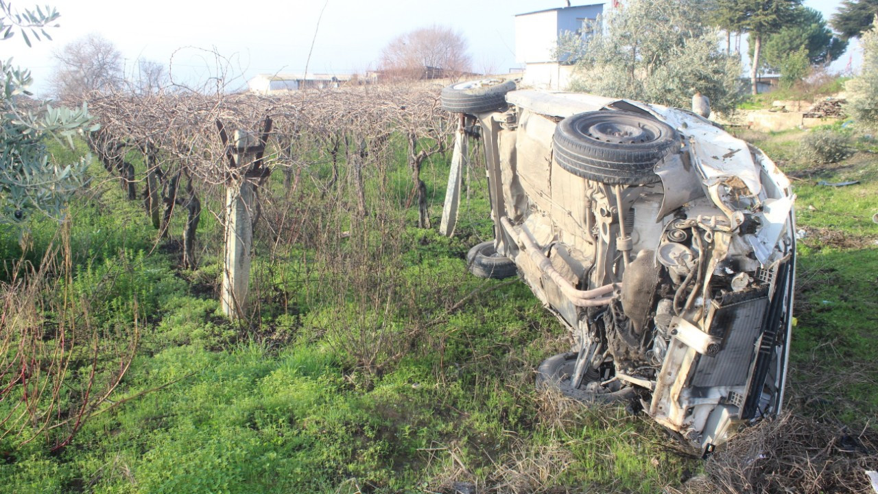 Manisa’da Takla Atan Otomobil Tarlaya Uçtu: 2 Yaralı