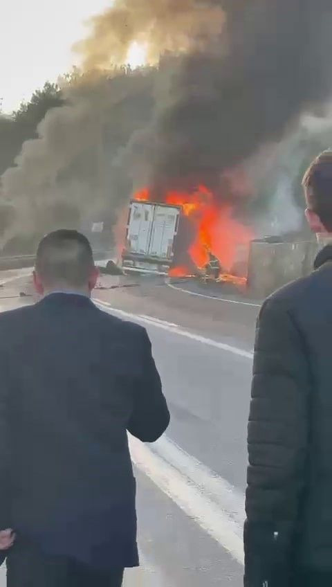 Sakarya’da Seyir Halindeki Plastik Yüklü Tır Alevlere Teslim Oldu - Sayfa 2