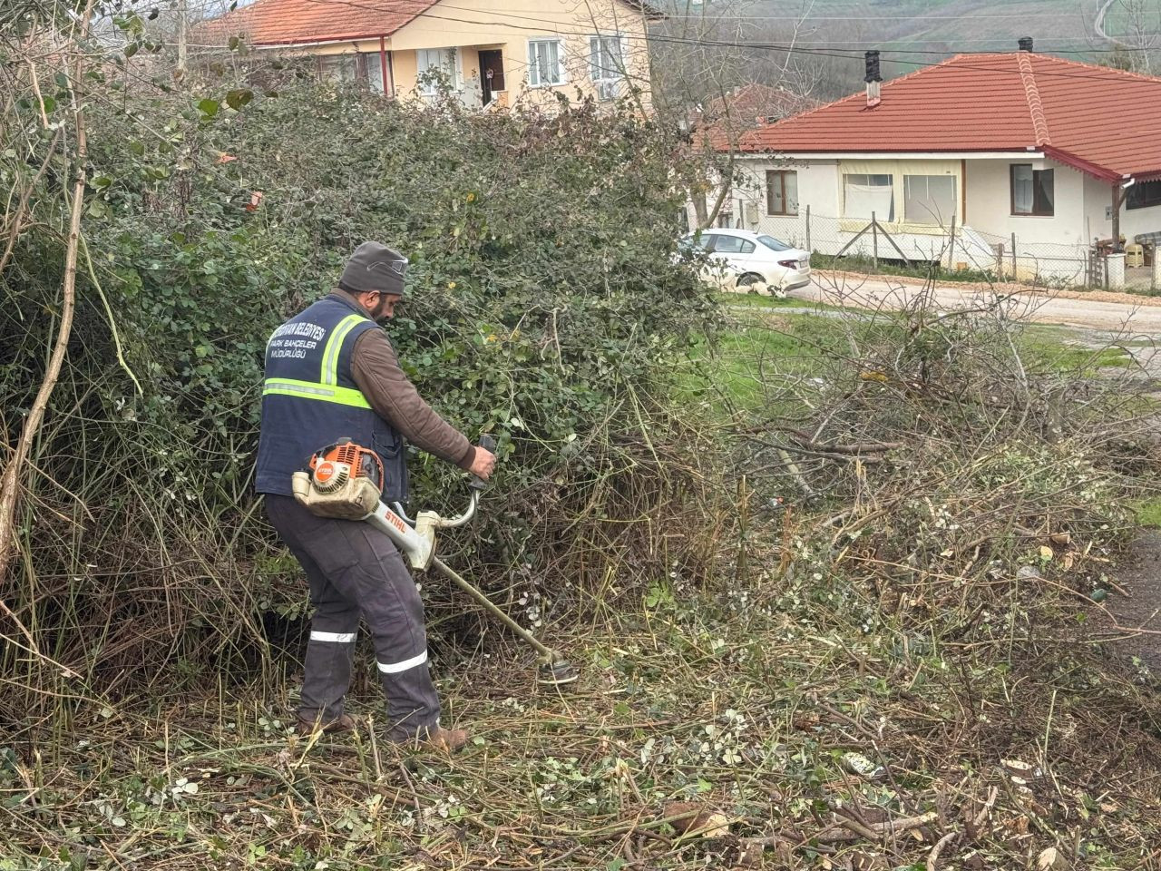 Meşeli Mahallesi’nde Yabani Ot Temizliği Çalışmaları Sürüyor - Sayfa 2