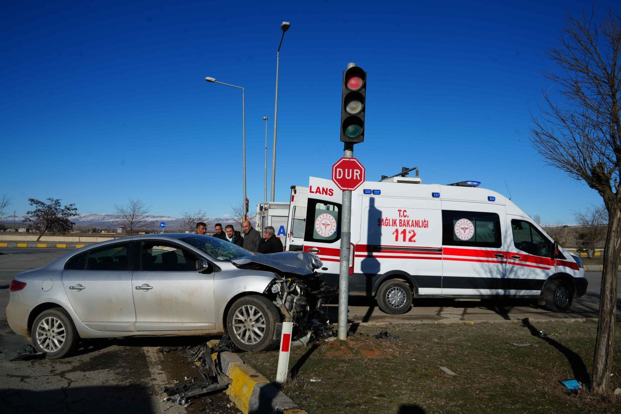 Muş'ta İki Otomobil Çarpıştı: 6 Yaralı - Sayfa 1