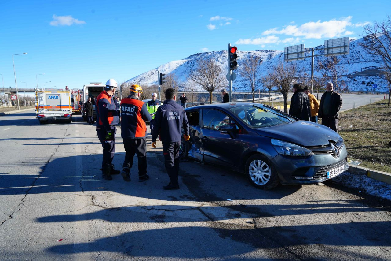 Muş'ta İki Otomobil Çarpıştı: 6 Yaralı - Sayfa 2