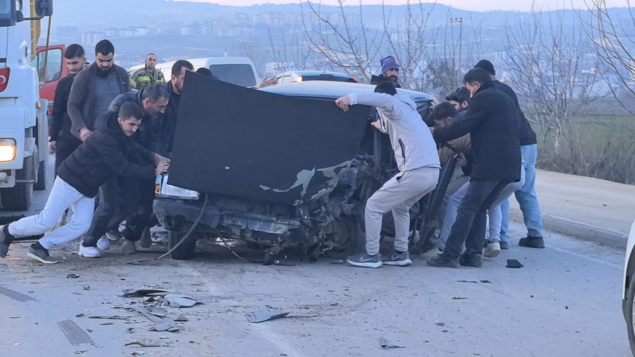 Bursa'da Kamyon ve Otomobil Çarpıştı: Sürücüyü Vatandaşlar Kurtardı - Sayfa 1