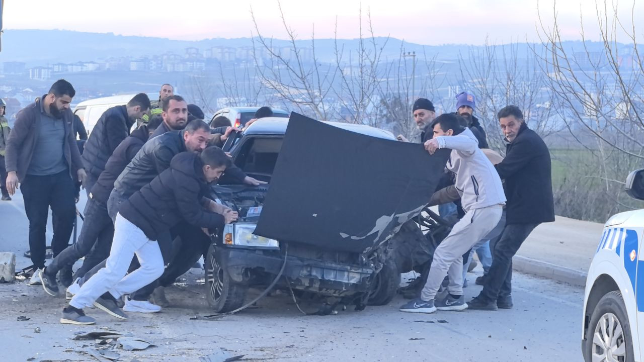 Bursa'da Kamyon ve Otomobil Çarpıştı: Sürücüyü Vatandaşlar Kurtardı - Sayfa 3