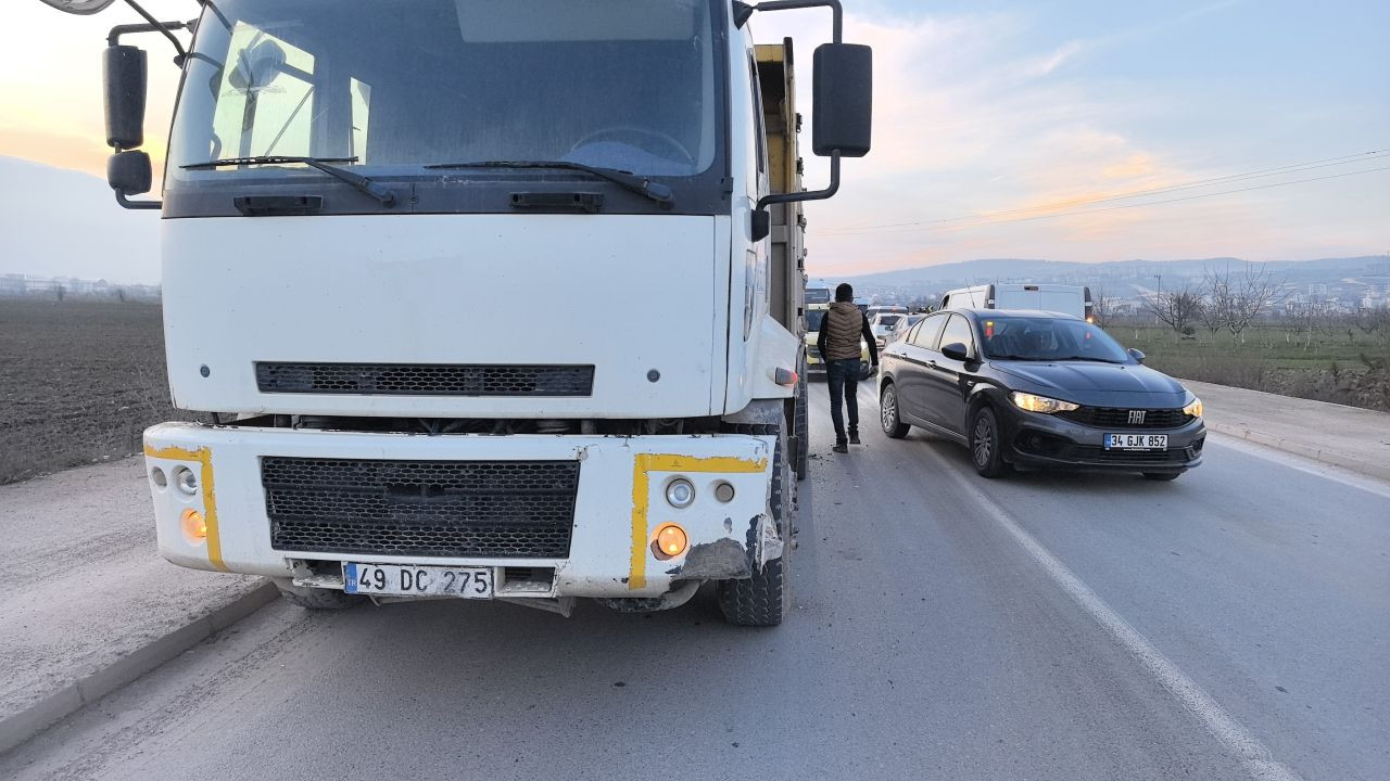 Bursa'da Kamyon ve Otomobil Çarpıştı: Sürücüyü Vatandaşlar Kurtardı - Sayfa 4