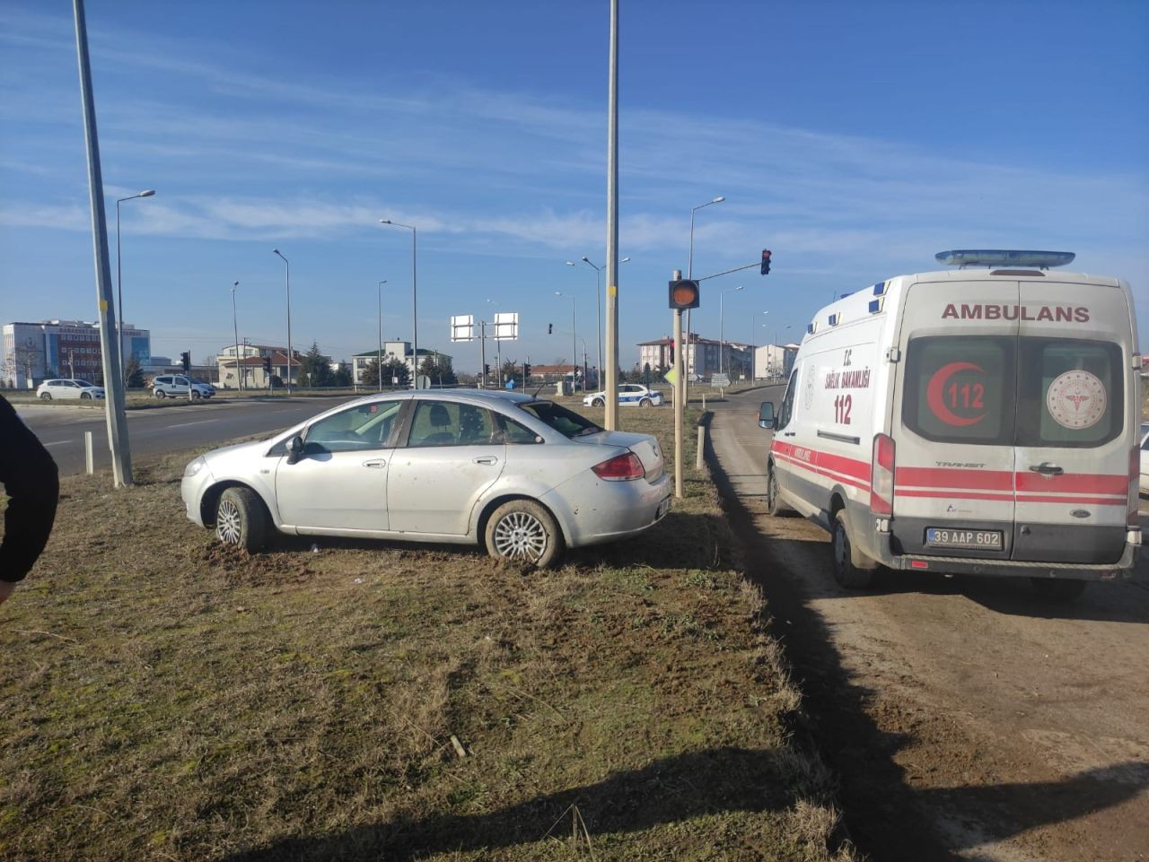 Kırklareli'nde Otomobil Refüje Çıktı: 2 Kişi Yaralandı - Sayfa 1