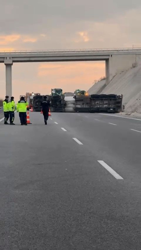 Bursa-İzmir Otobanında Tanker Devrildi, Trafik Felç Oldu - Sayfa 1