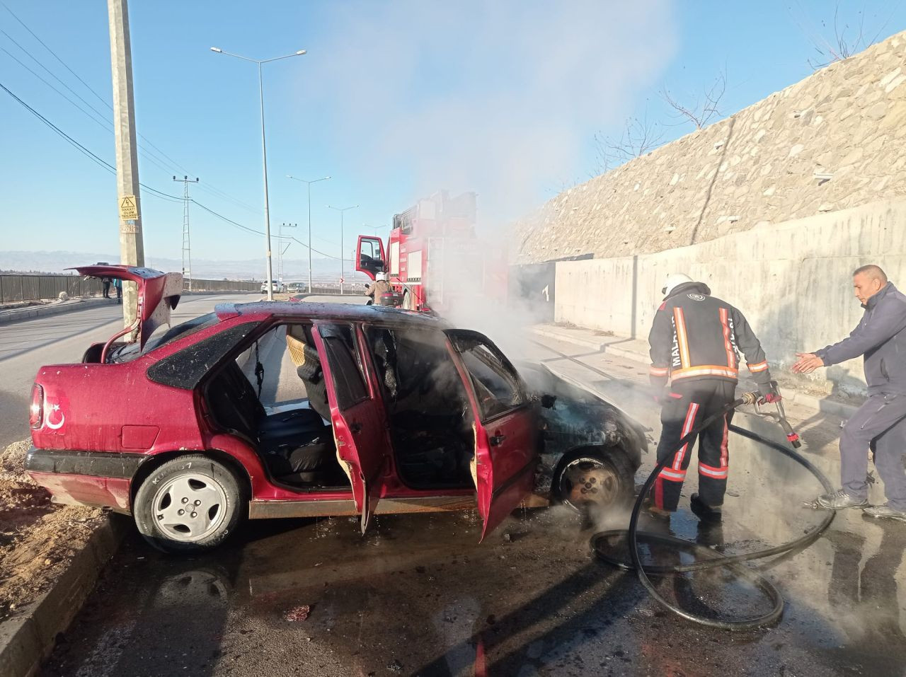 Malatya’da Kaza Sonrası Alev Alan Otomobil Kullanılamaz Hale Geldi - Sayfa 1