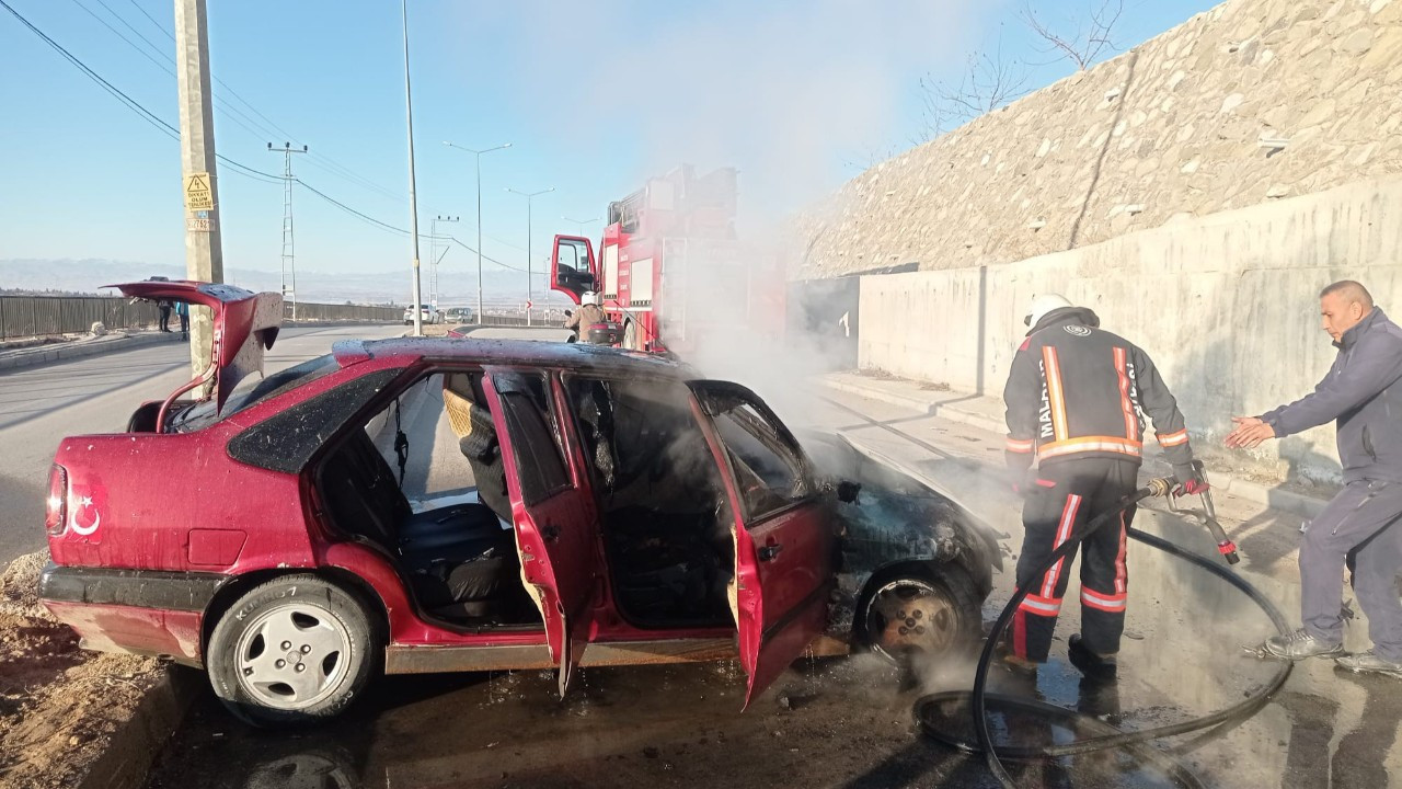 Malatya’da Kaza Sonrası Alev Alan Otomobil Kullanılamaz Hale Geldi